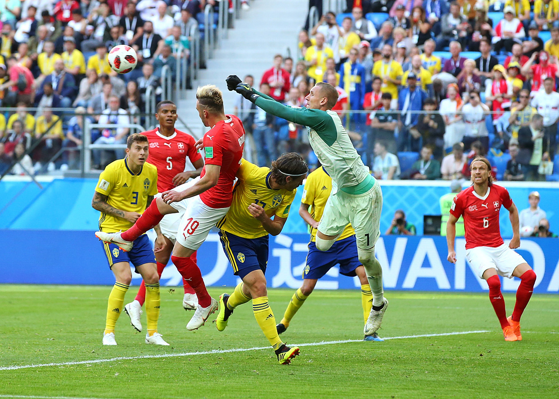 欧洲球队友谊赛如火如荼进行，实力对决角逐热烈(欧洲友谊赛联赛直播)